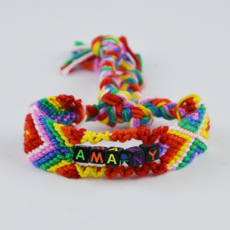 أسورة من الخيوط الملونة