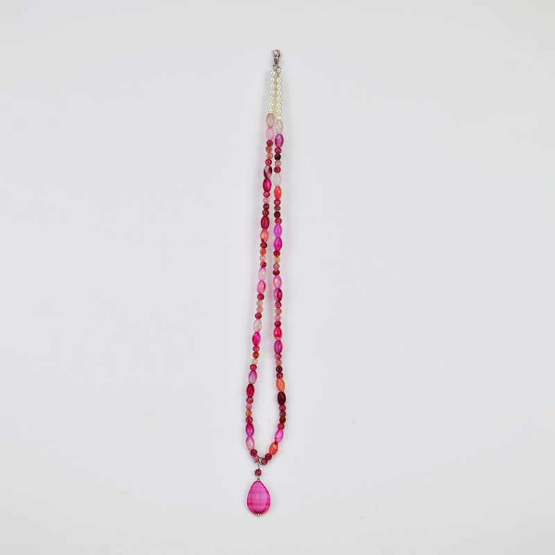 عقد طويل من الأحجار